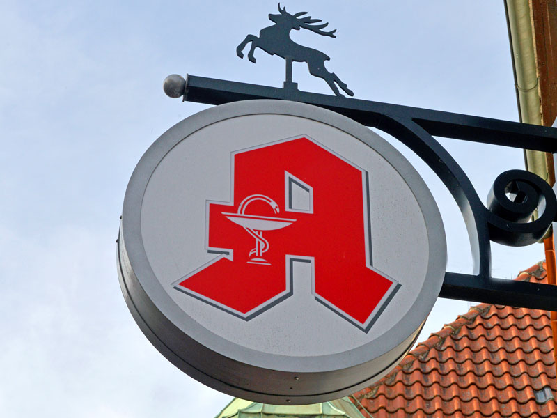 Bild - Apothekenlogo aussen der Hirsch-Apotheke Bild - Apothekenlogo aussen der Hirsch-Apotheke
